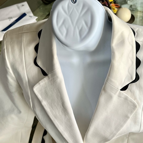 DANA BUCHMAN white Blazer with black ribbon details in waist and front up collar - Picture 3 of 12